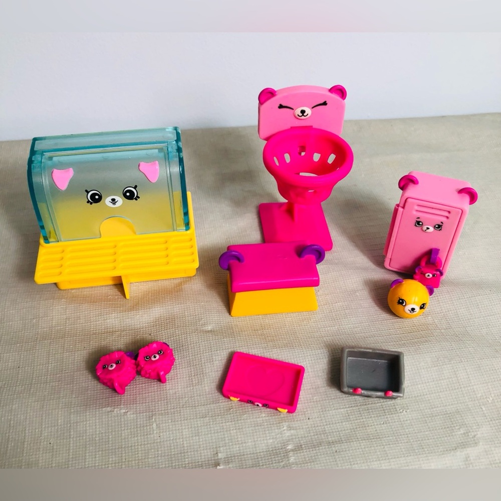 Shopkins Happy Places Happyville High School pink and yellow Playset